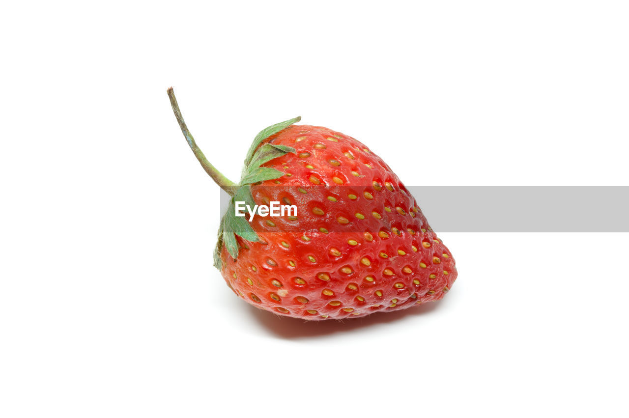 CLOSE-UP OF STRAWBERRY