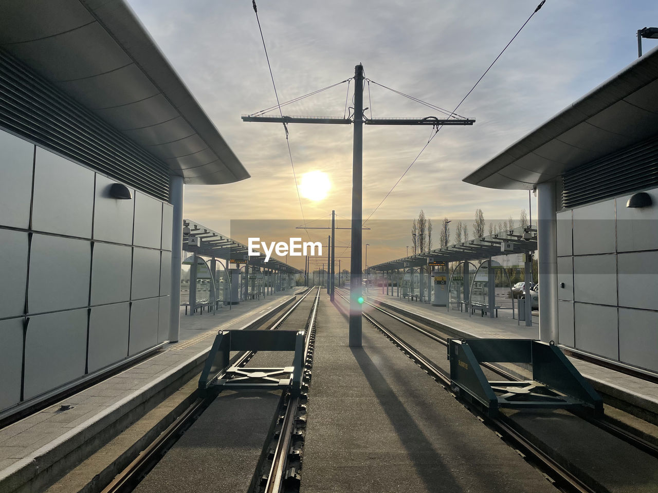 RAILROAD TRACKS IN CITY AGAINST SKY