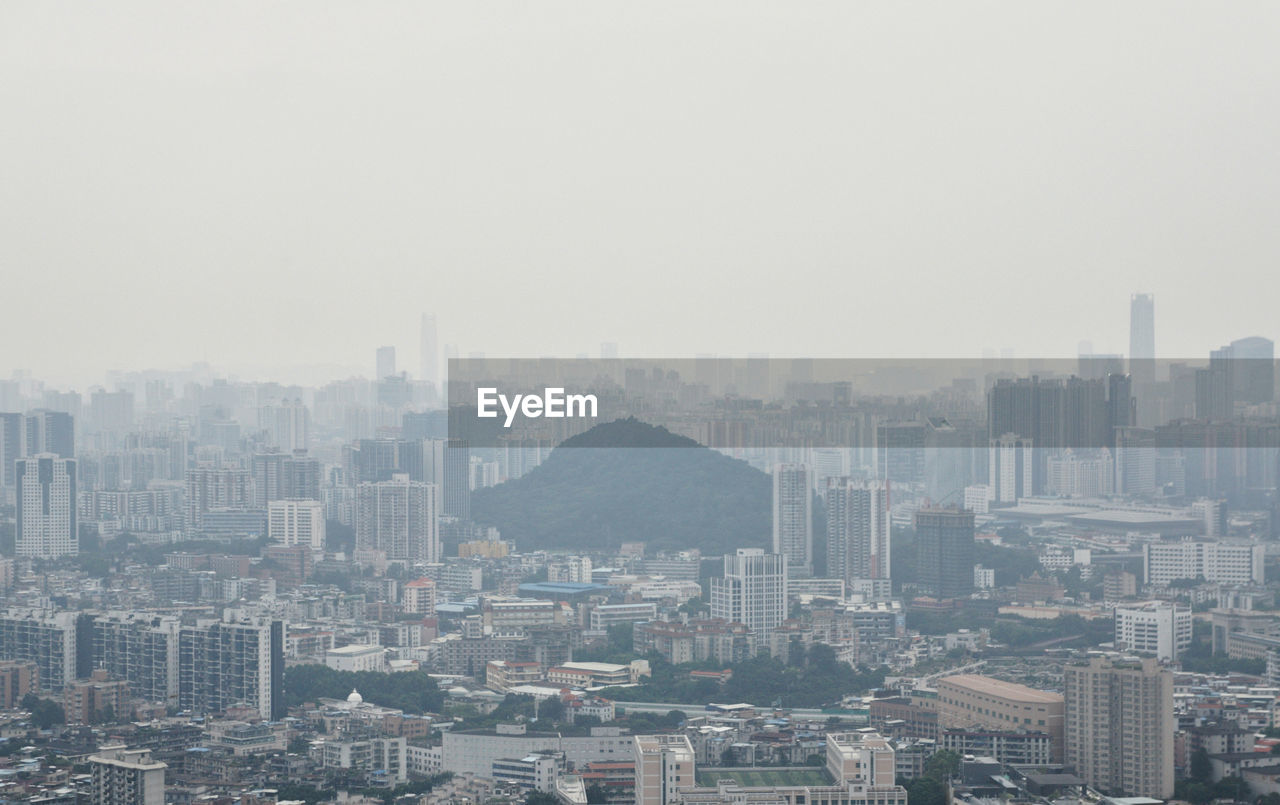 AERIAL VIEW OF BUILDINGS IN CITY