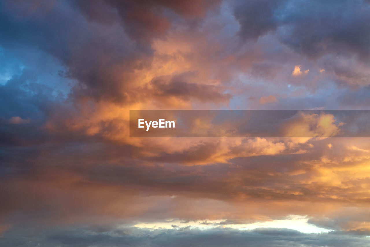 LOW ANGLE VIEW OF CLOUDS IN SKY DURING SUNSET