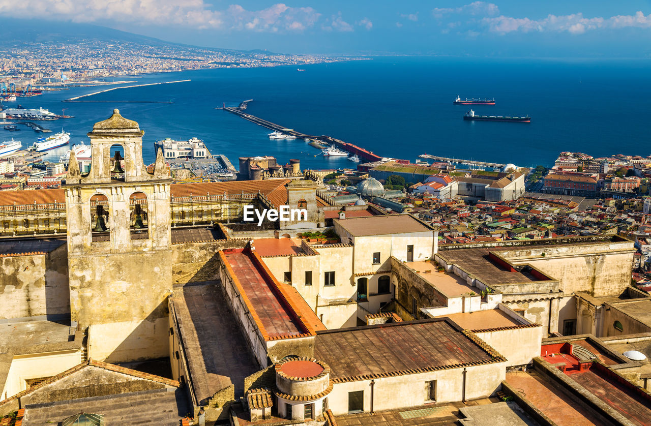 HIGH ANGLE VIEW OF BUILDINGS AT SEASIDE