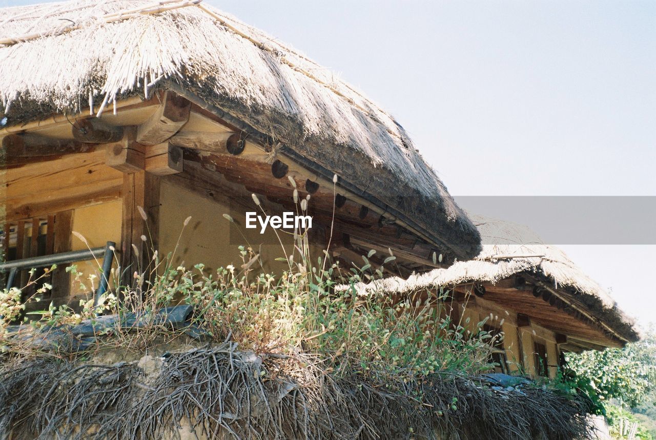 LOW ANGLE VIEW OF HOUSE AGAINST CLEAR SKY