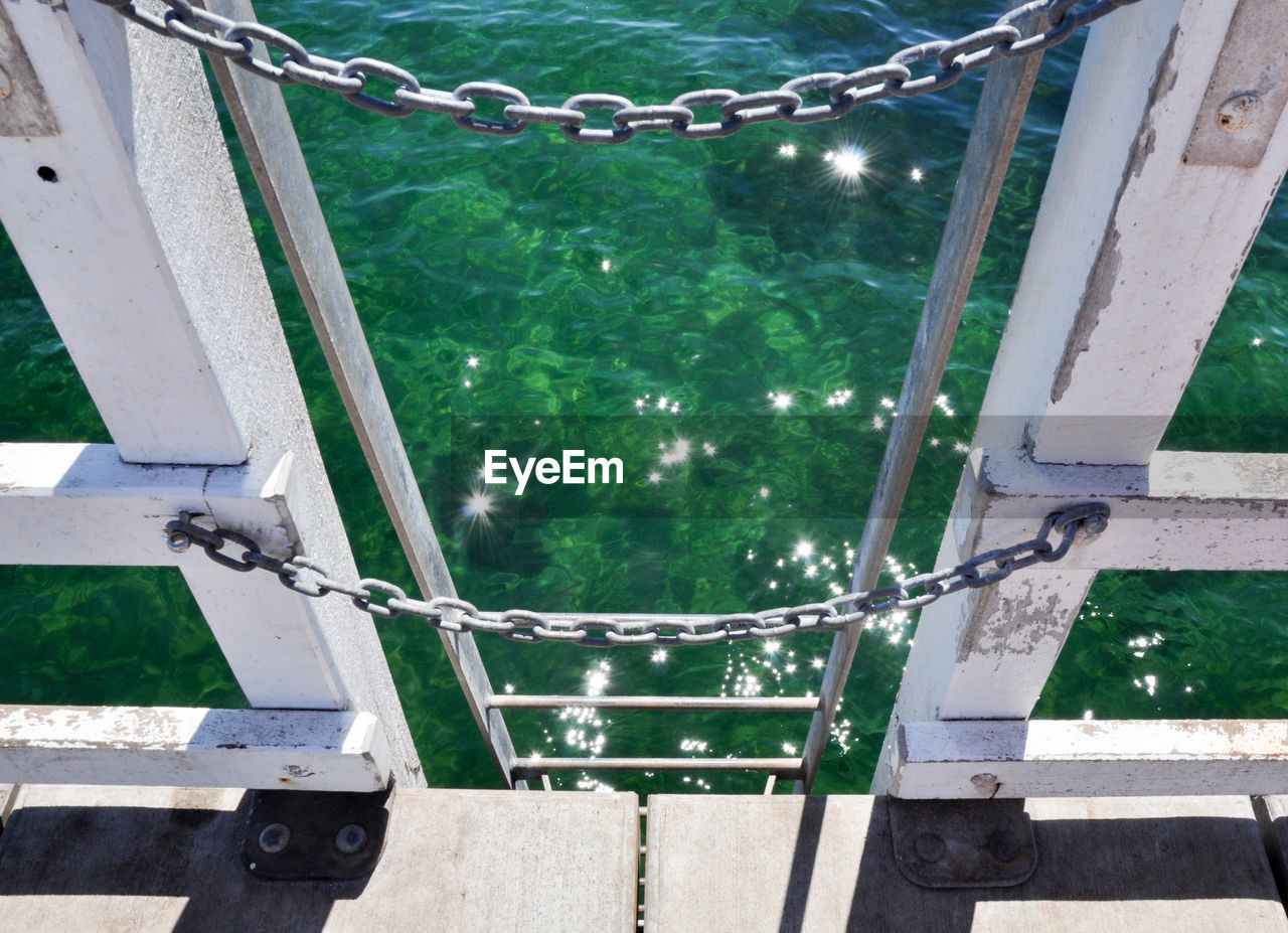 HIGH ANGLE VIEW OF CHAIN HANGING ON CLOTHESLINE