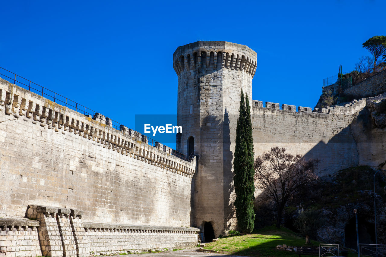 LOW ANGLE VIEW OF HISTORICAL BUILDING AGAINST BLUE SKY