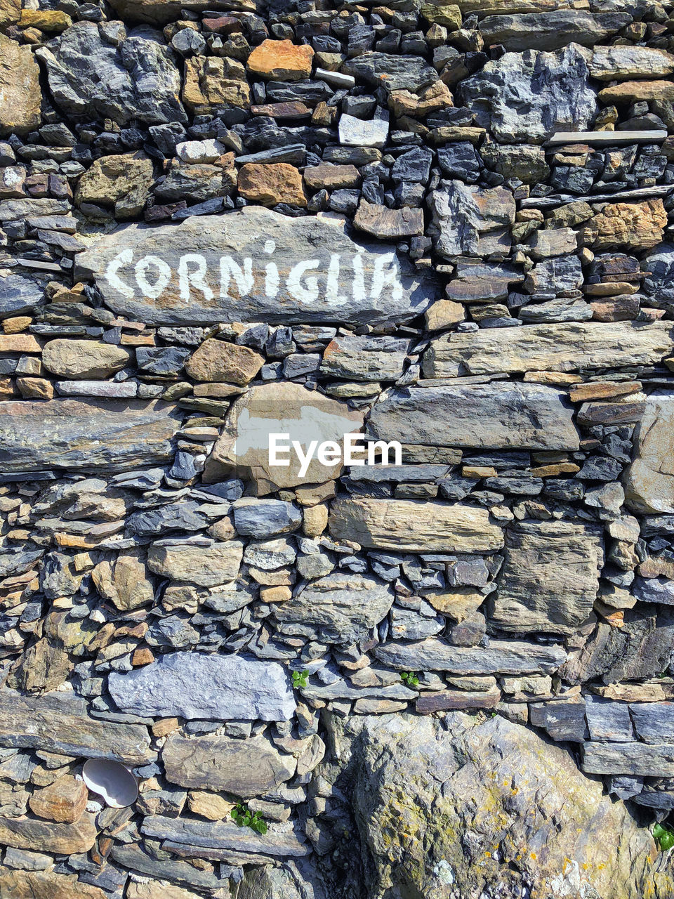 FULL FRAME SHOT OF STONE WALL WITH STONES