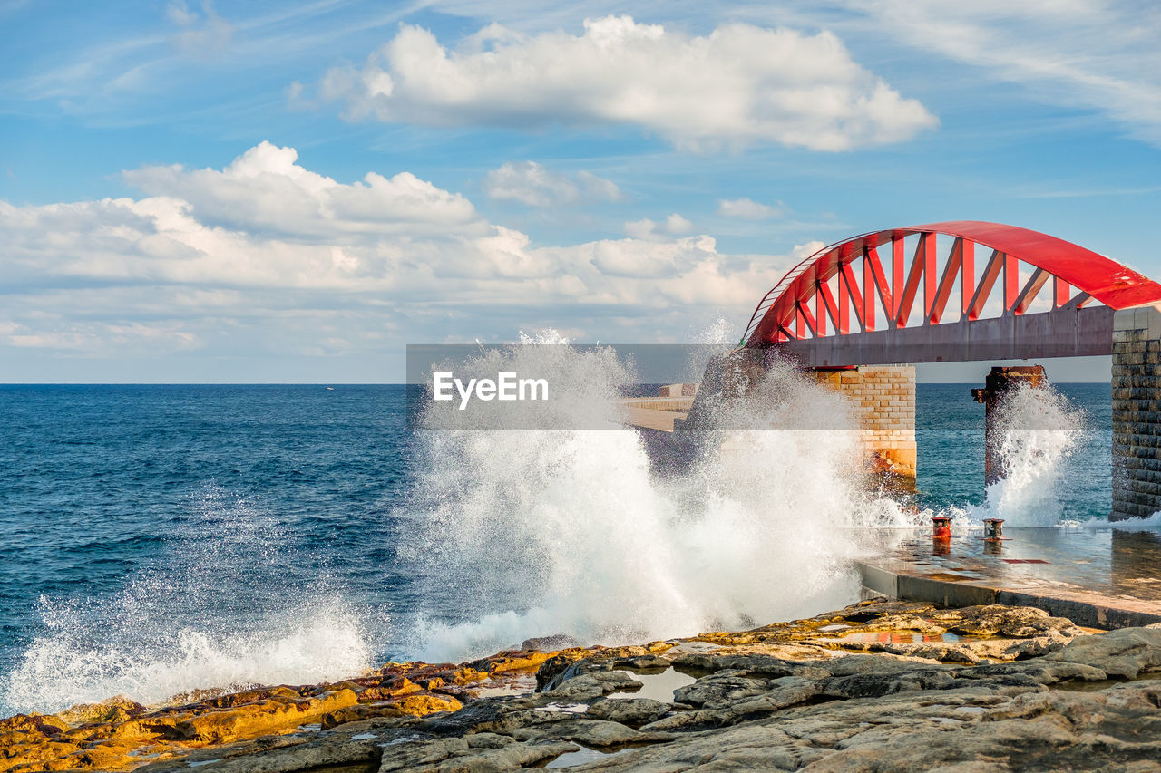 Scenic view of sea waves splashing on rocks