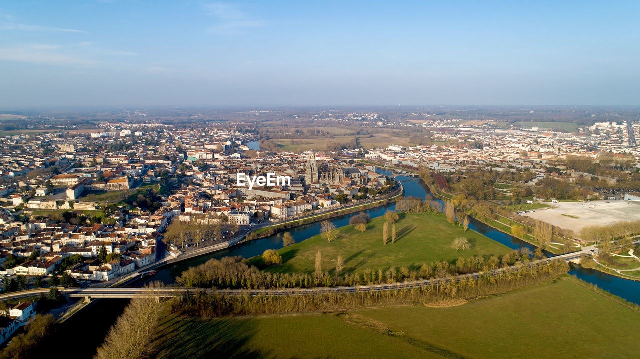 HIGH ANGLE VIEW OF TOWNSCAPE AGAINST SKY