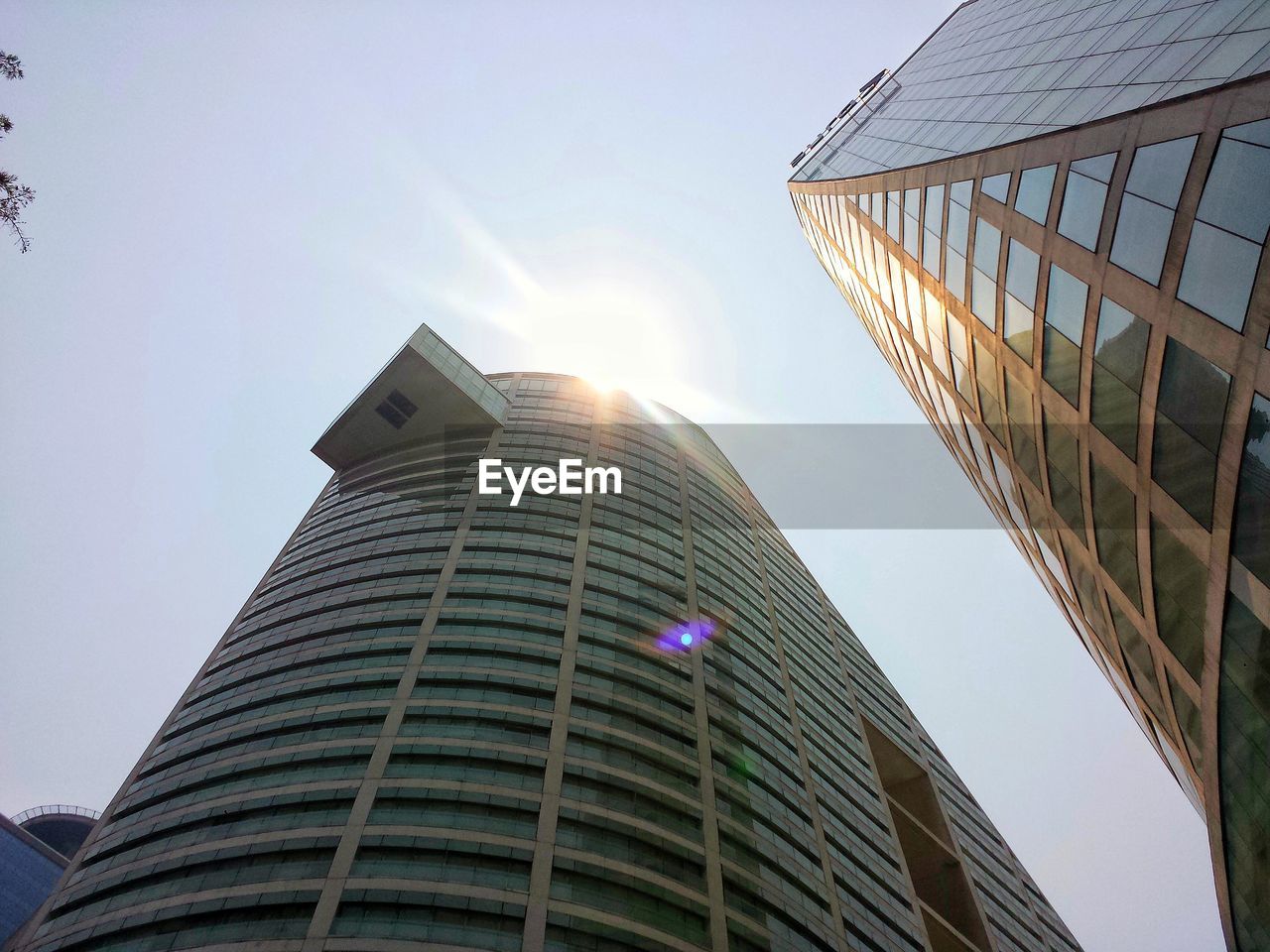 LOW ANGLE VIEW OF MODERN BUILDINGS AGAINST SKY