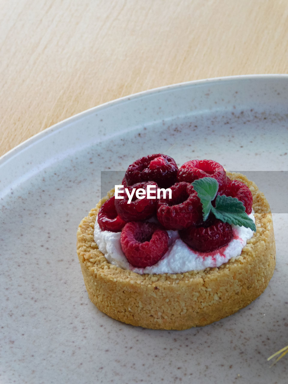 CLOSE-UP OF STRAWBERRY CAKE