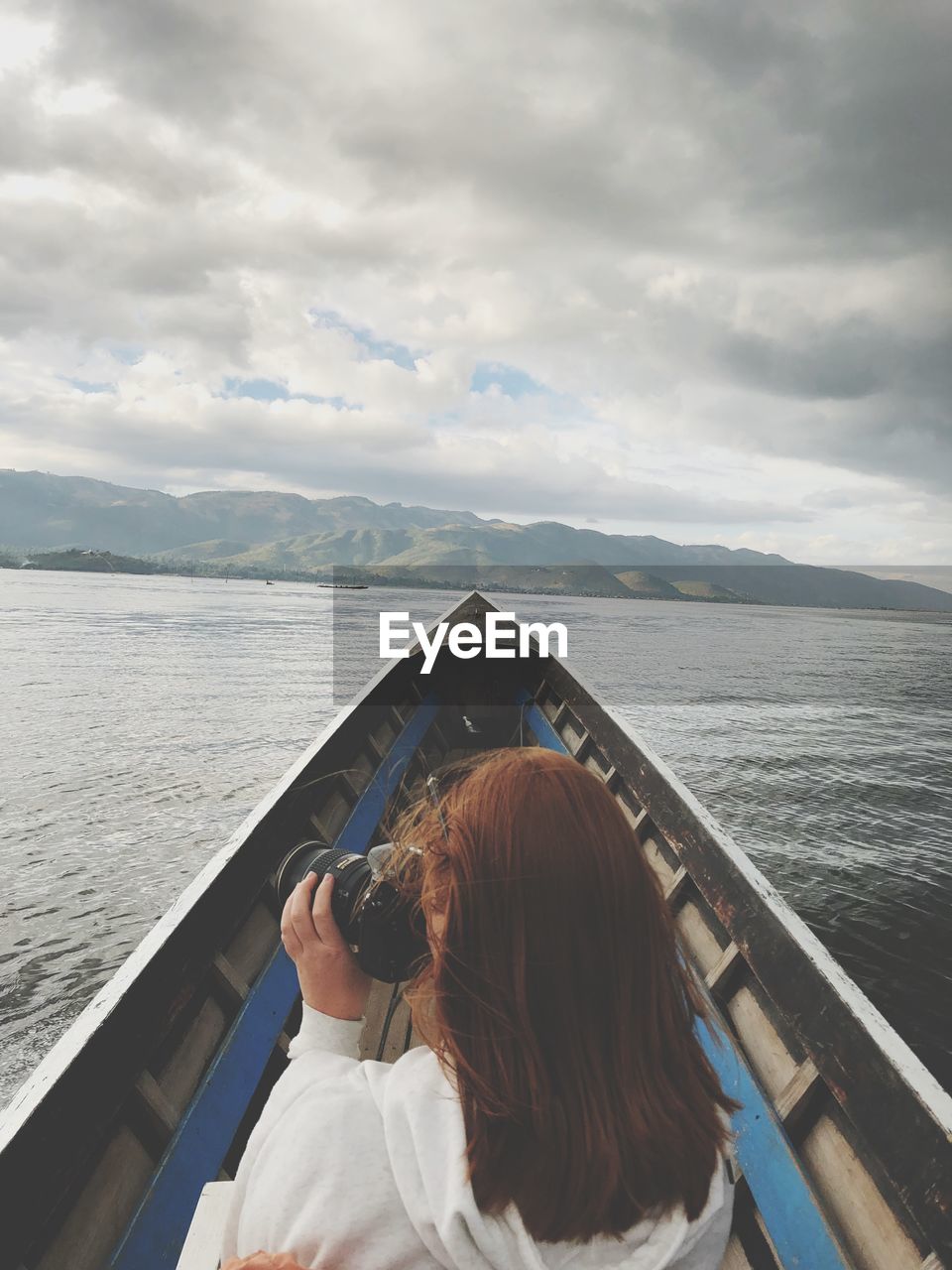 REAR VIEW OF WOMAN LOOKING AT SEA VIEW