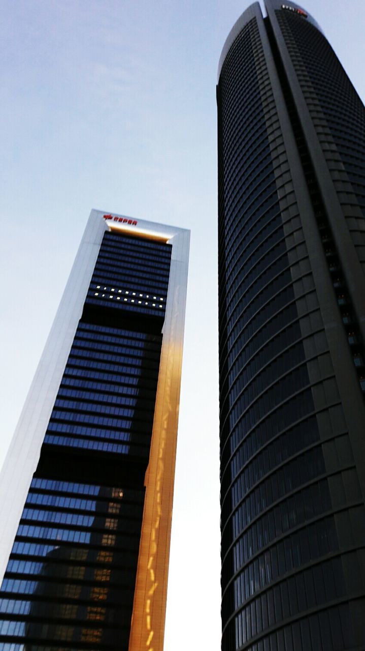 LOW ANGLE VIEW OF SKYSCRAPERS AGAINST SKY