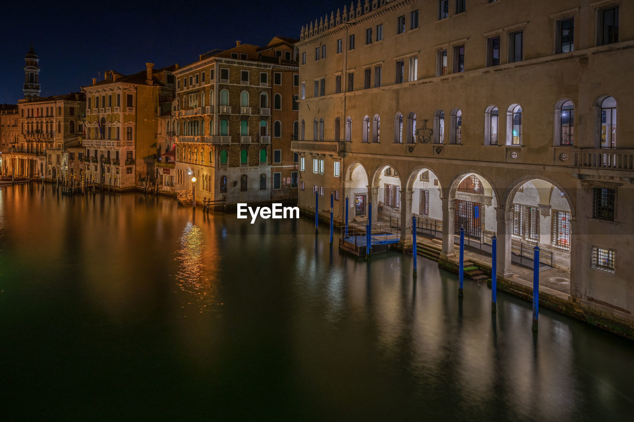 Grand canal seen from rialto bridge at night. on the right the fondaco dei tedeschi building, venice