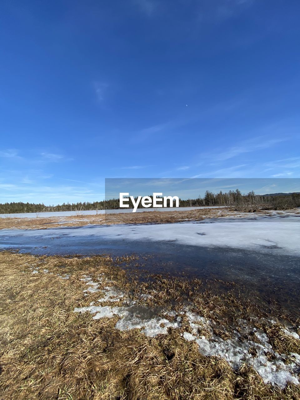 SCENIC VIEW OF LAKE AGAINST BLUE SKY