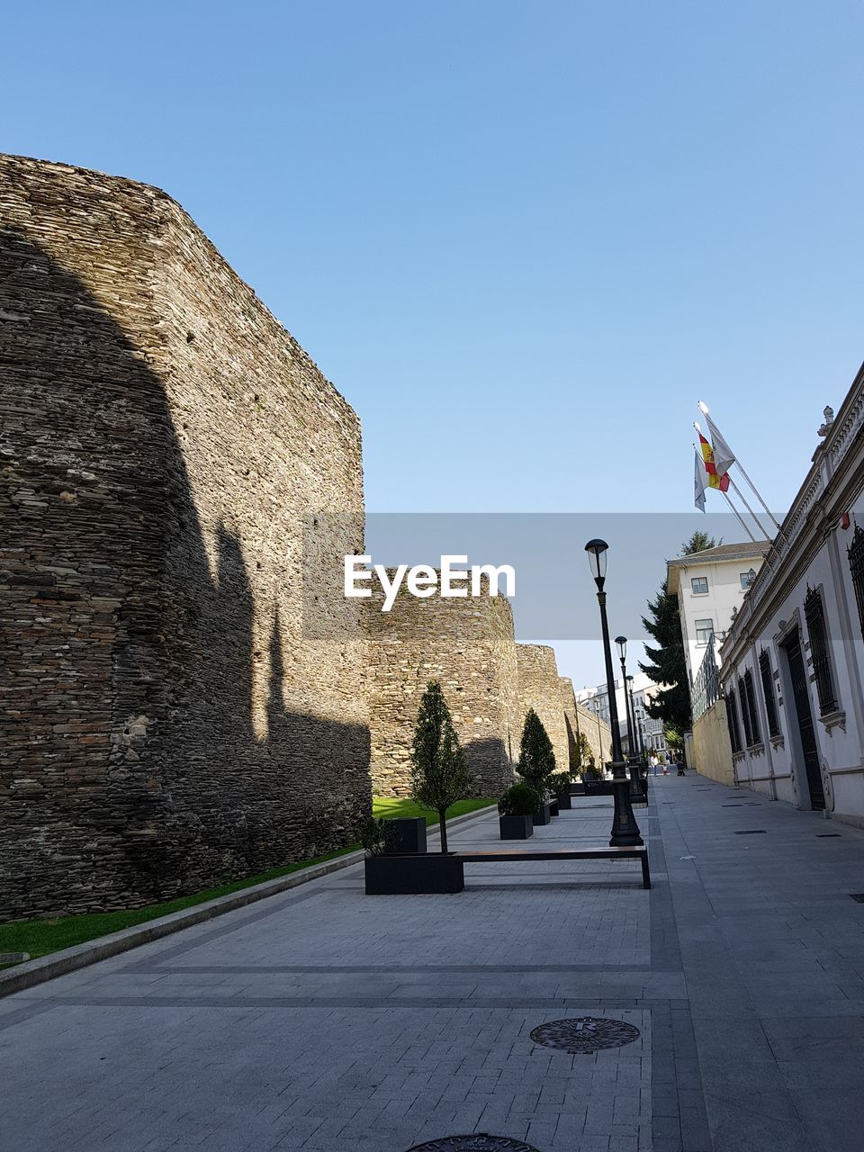 STATUE OF HISTORICAL BUILDING AGAINST SKY