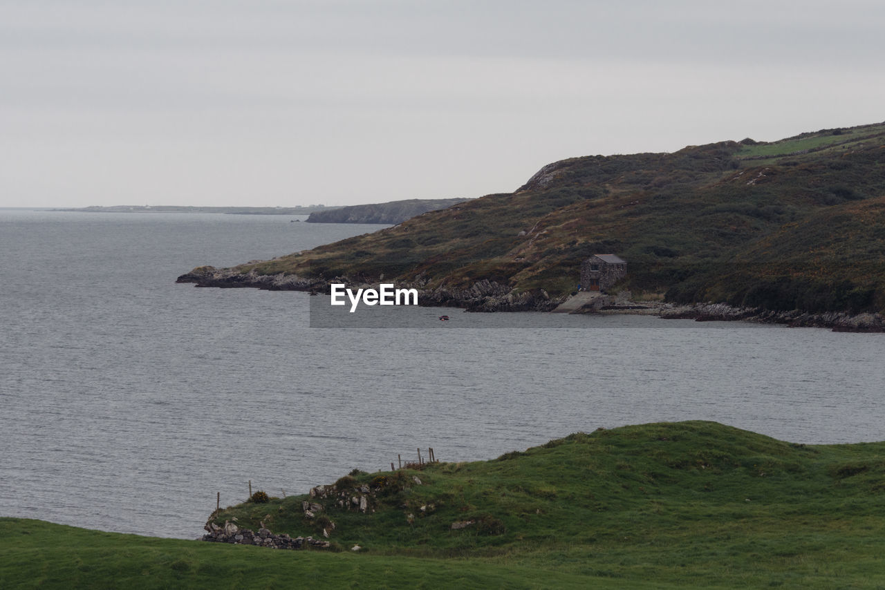 SCENIC VIEW OF SEA AND MOUNTAINS AGAINST SKY