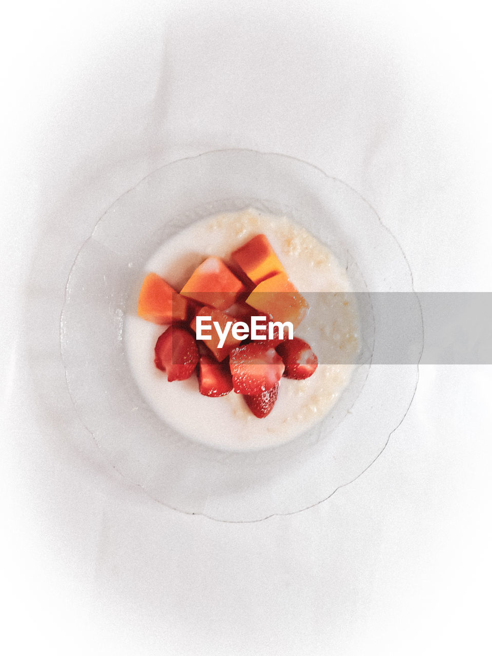 HIGH ANGLE VIEW OF STRAWBERRIES IN PLATE