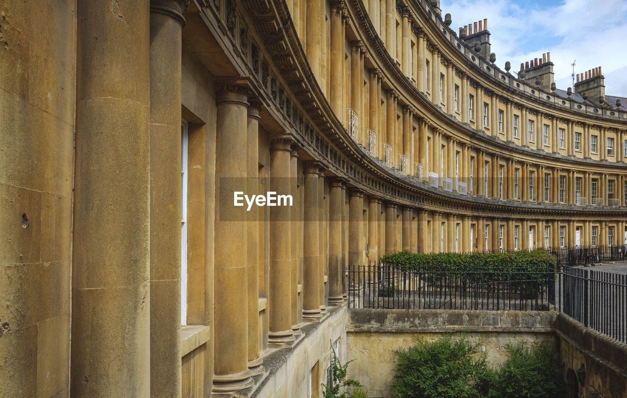 Curved terrace of georgian town houses in the circus, bath, england