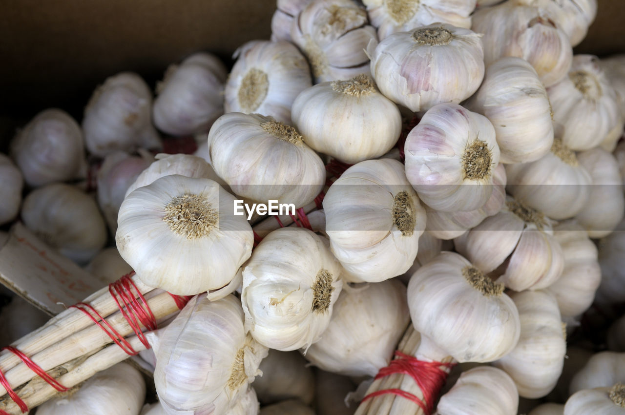 FULL FRAME SHOT OF ONIONS FOR SALE AT MARKET