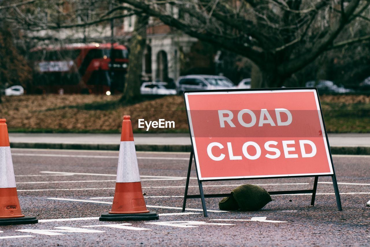 CLOSE-UP OF INFORMATION SIGN BY ROAD