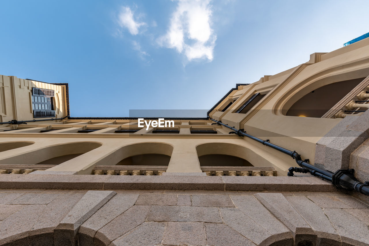 LOW ANGLE VIEW OF OLD BUILDING AGAINST SKY