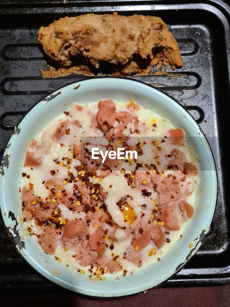 HIGH ANGLE VIEW OF BREAKFAST SERVED IN BOWL