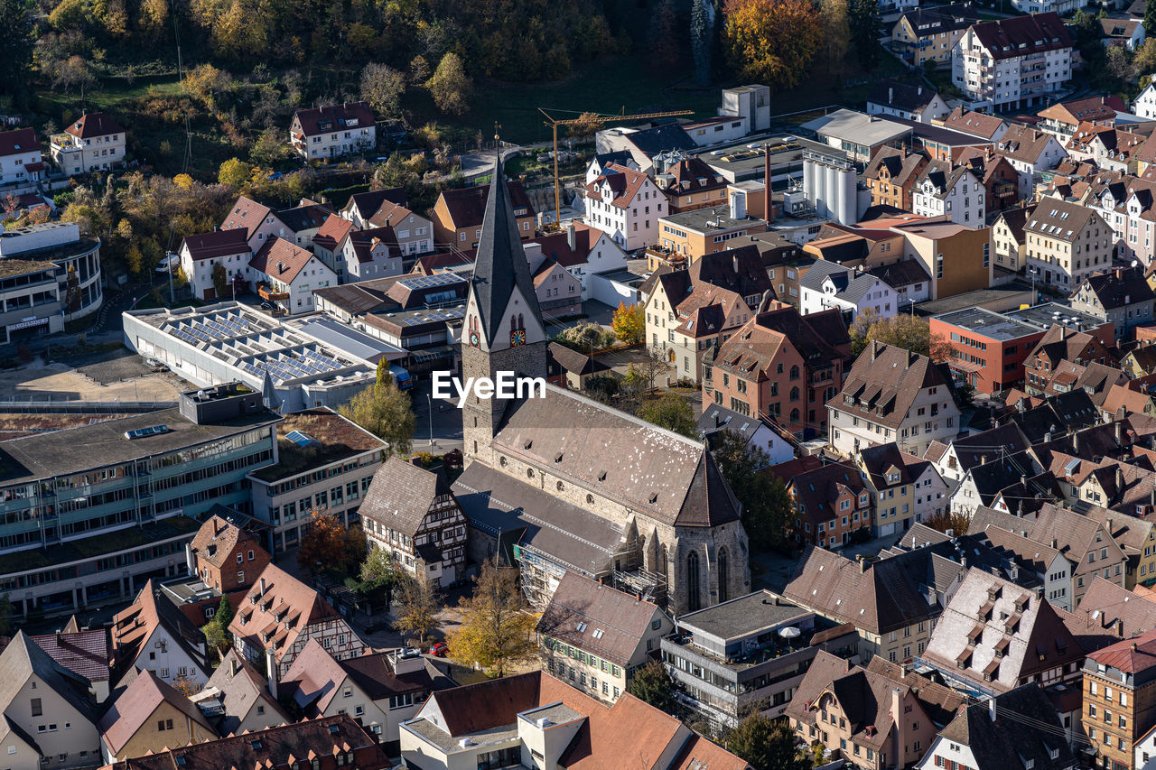 HIGH ANGLE VIEW OF TOWNSCAPE AGAINST SKY IN CITY