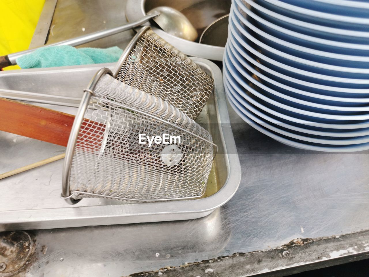 HIGH ANGLE VIEW OF FOOD ON TABLE IN CONTAINER