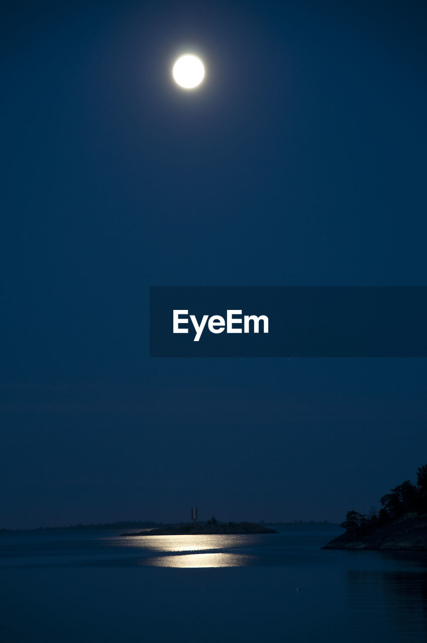 SCENIC VIEW OF SEA AGAINST SKY AT NIGHT