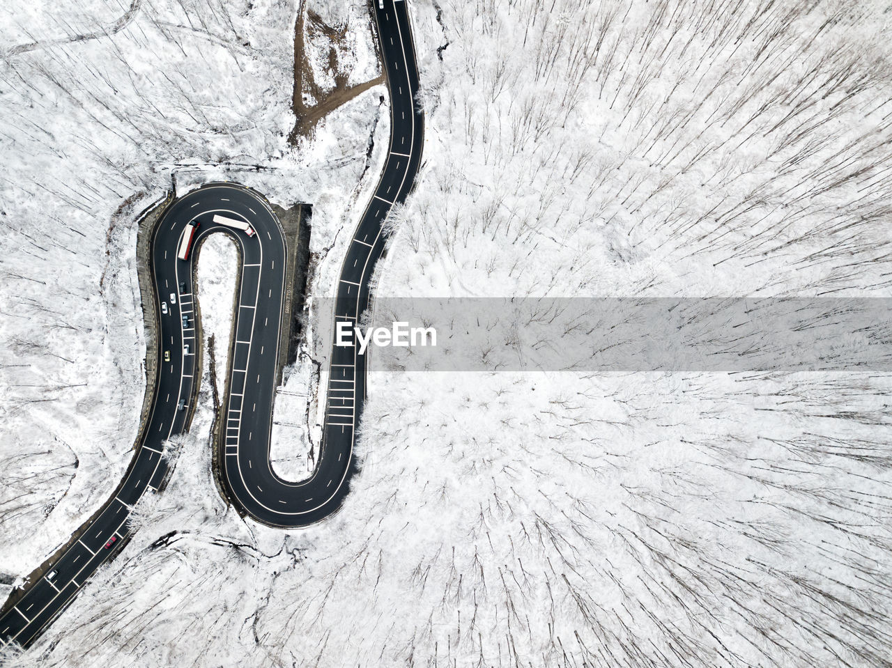 HIGH ANGLE VIEW OF SNOW COVERED BICYCLE