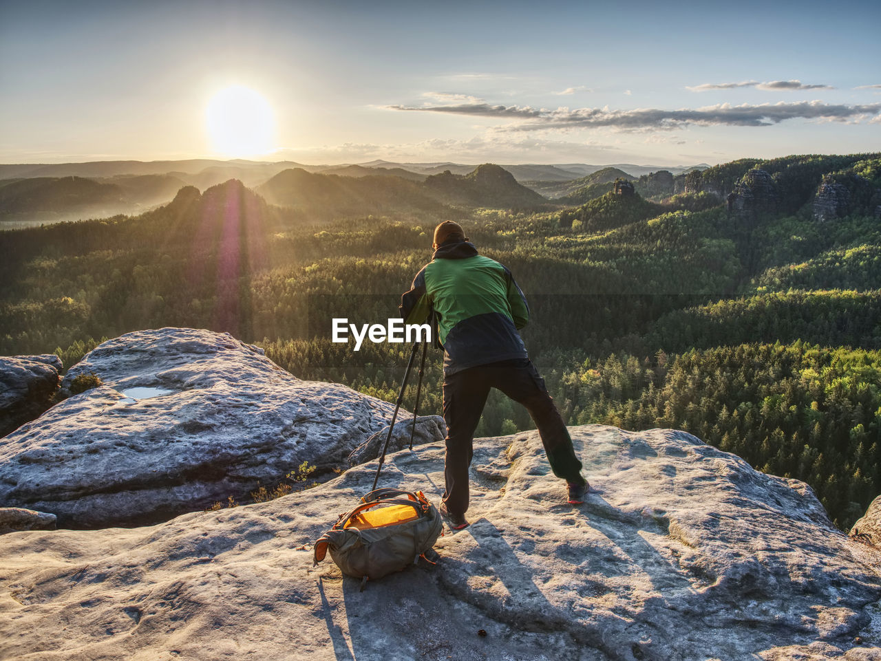 FULL LENGTH REAR VIEW OF MAN STANDING ON MOUNTAIN