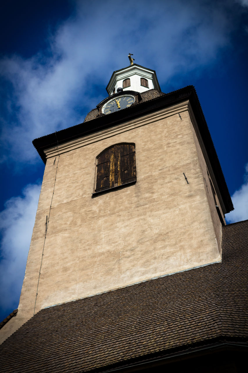 LOW ANGLE VIEW OF CLOCK TOWER AGAINST CLOUDY SKY