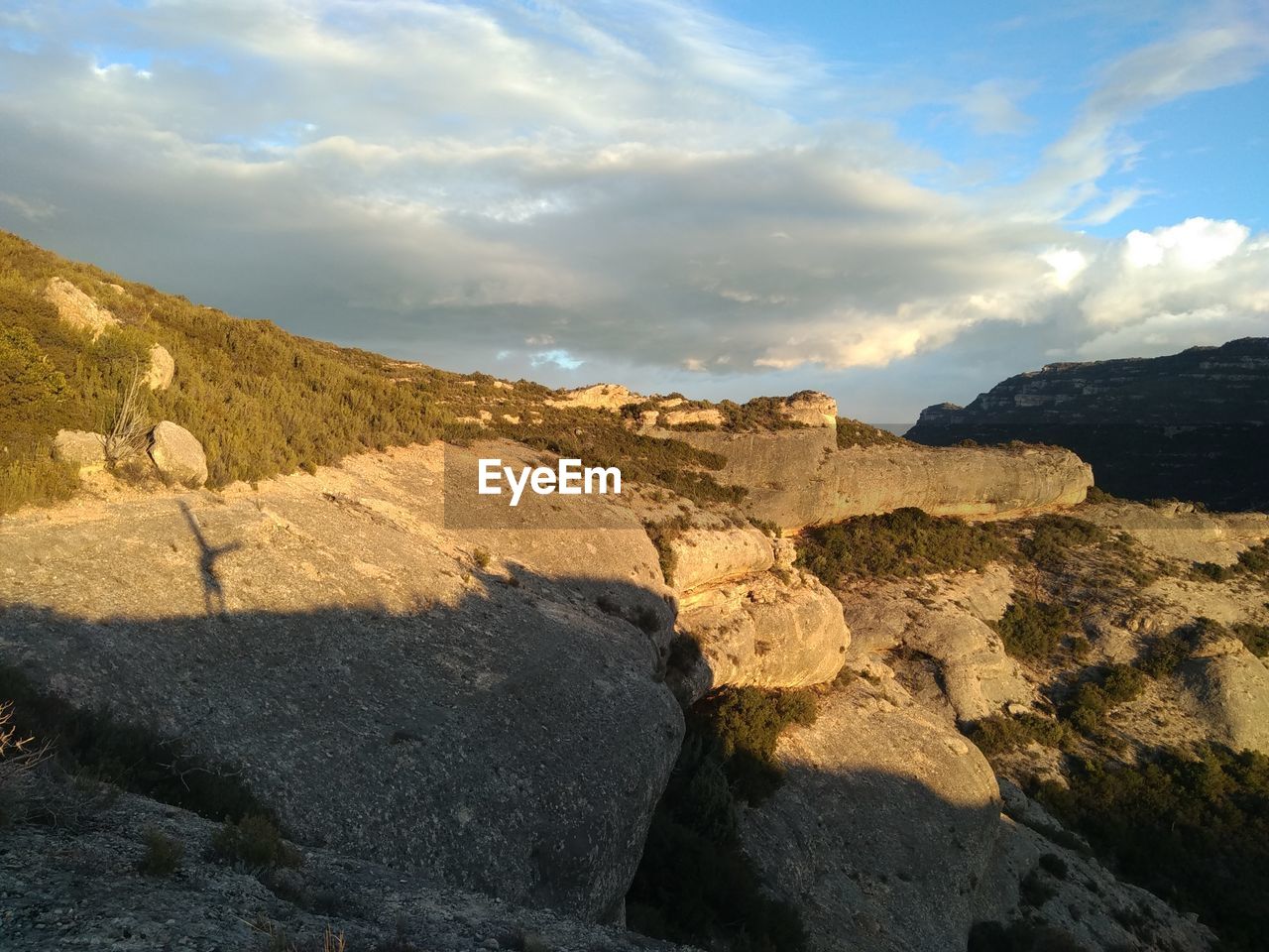 SCENIC VIEW OF LANDSCAPE AND MOUNTAINS AGAINST SKY