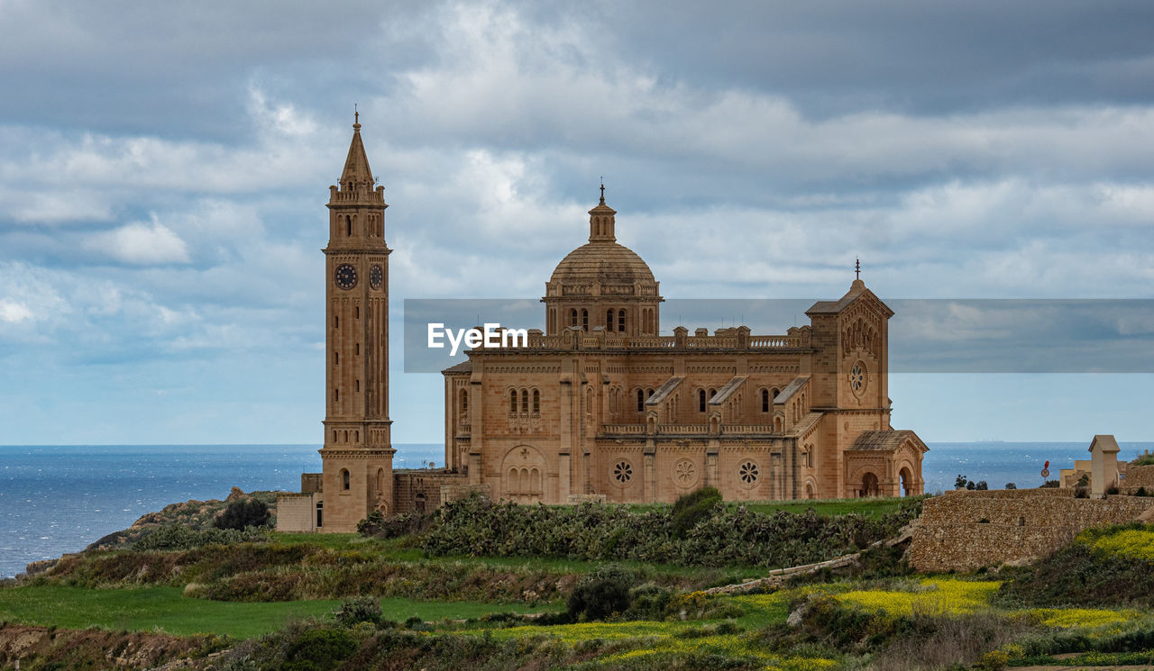 VIEW OF HISTORICAL BUILDING AGAINST SKY