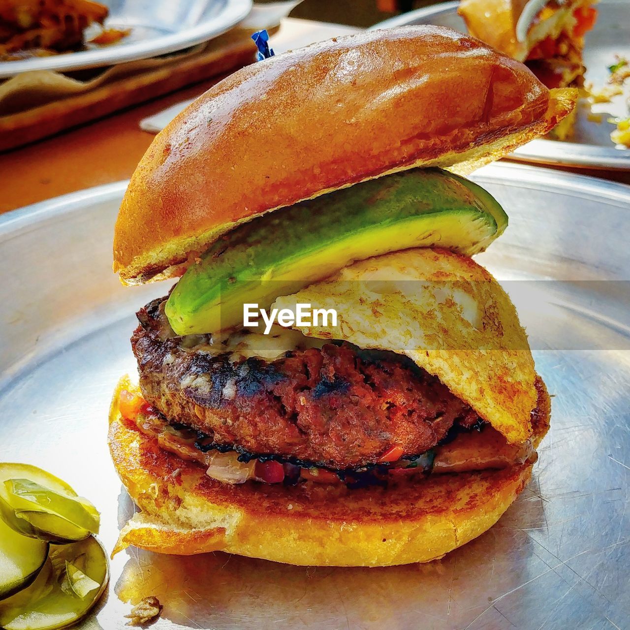 CLOSE-UP OF BURGER ON PLATE