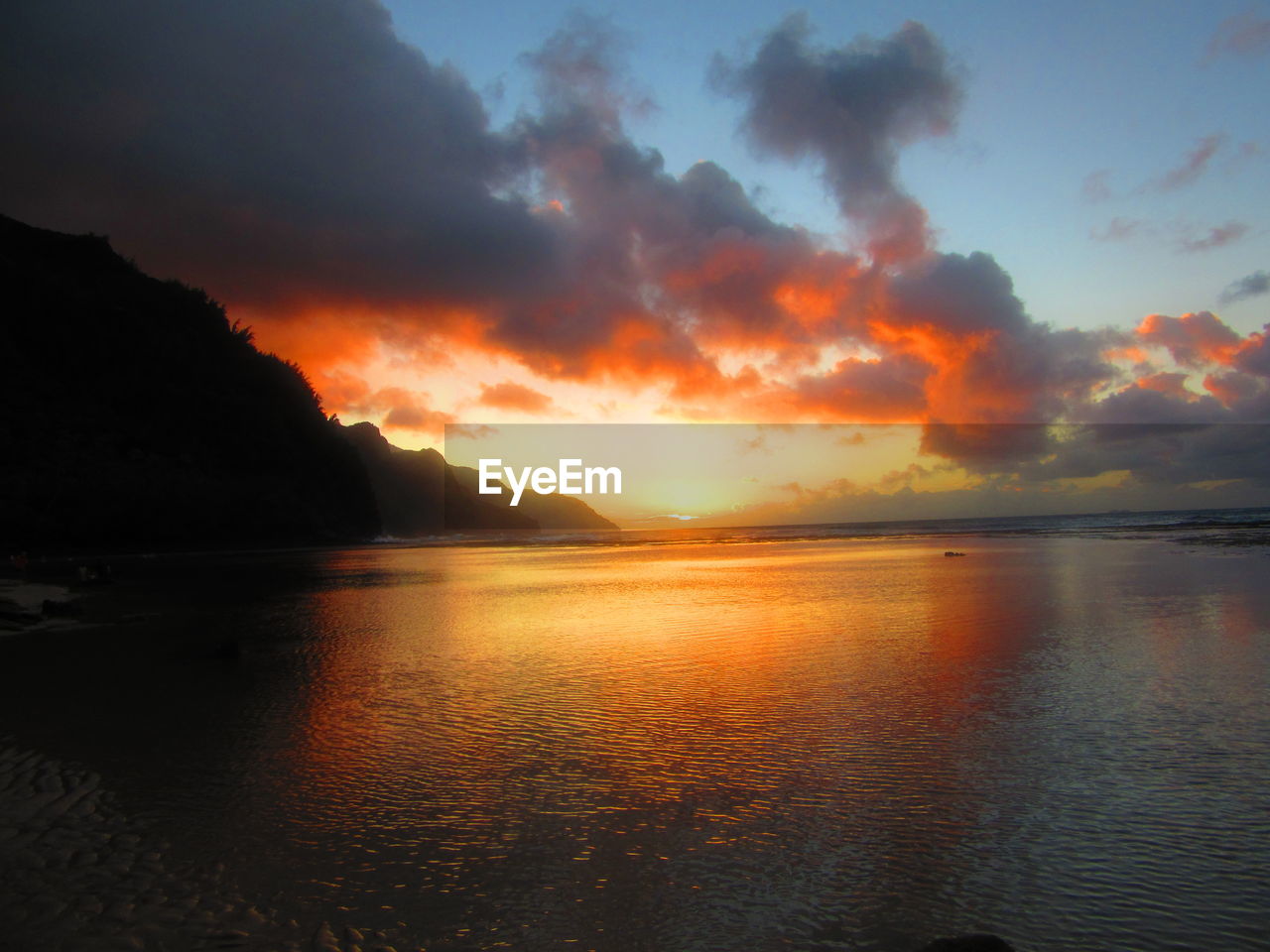 SCENIC VIEW OF DRAMATIC SKY OVER SEA