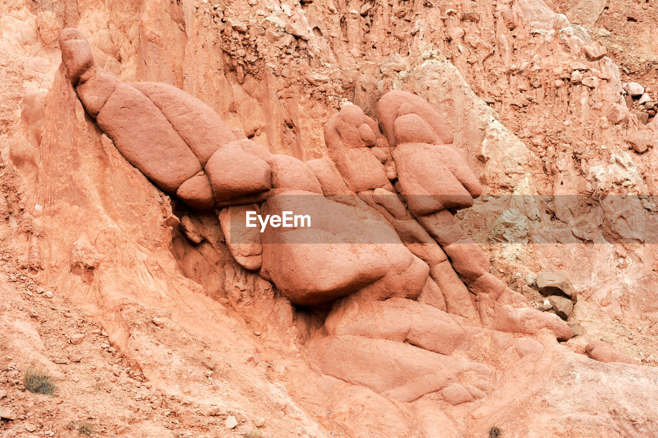 FULL FRAME SHOT OF ROCK FORMATIONS IN DESERT