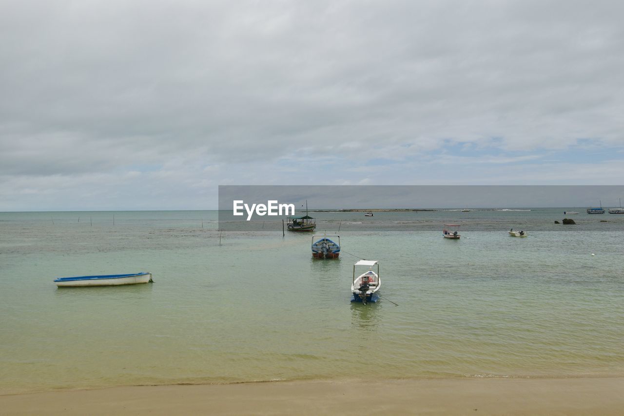 BOATS ON SEA AGAINST SKY