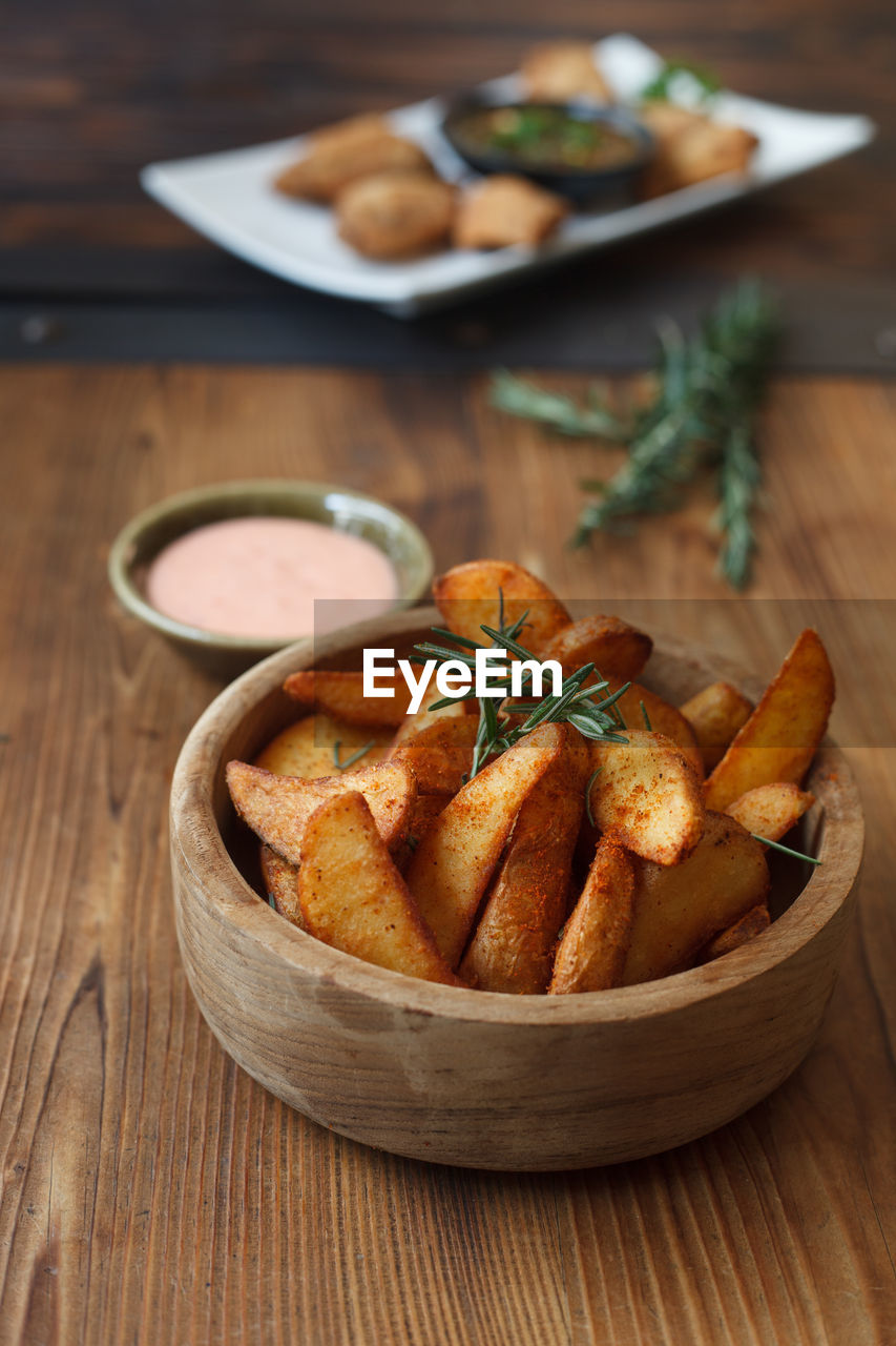 HIGH ANGLE VIEW OF FOOD ON TABLE