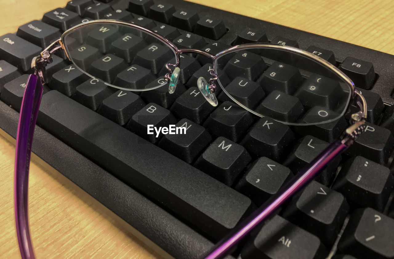 CLOSE-UP OF COMPUTER KEYBOARD ON SHELF