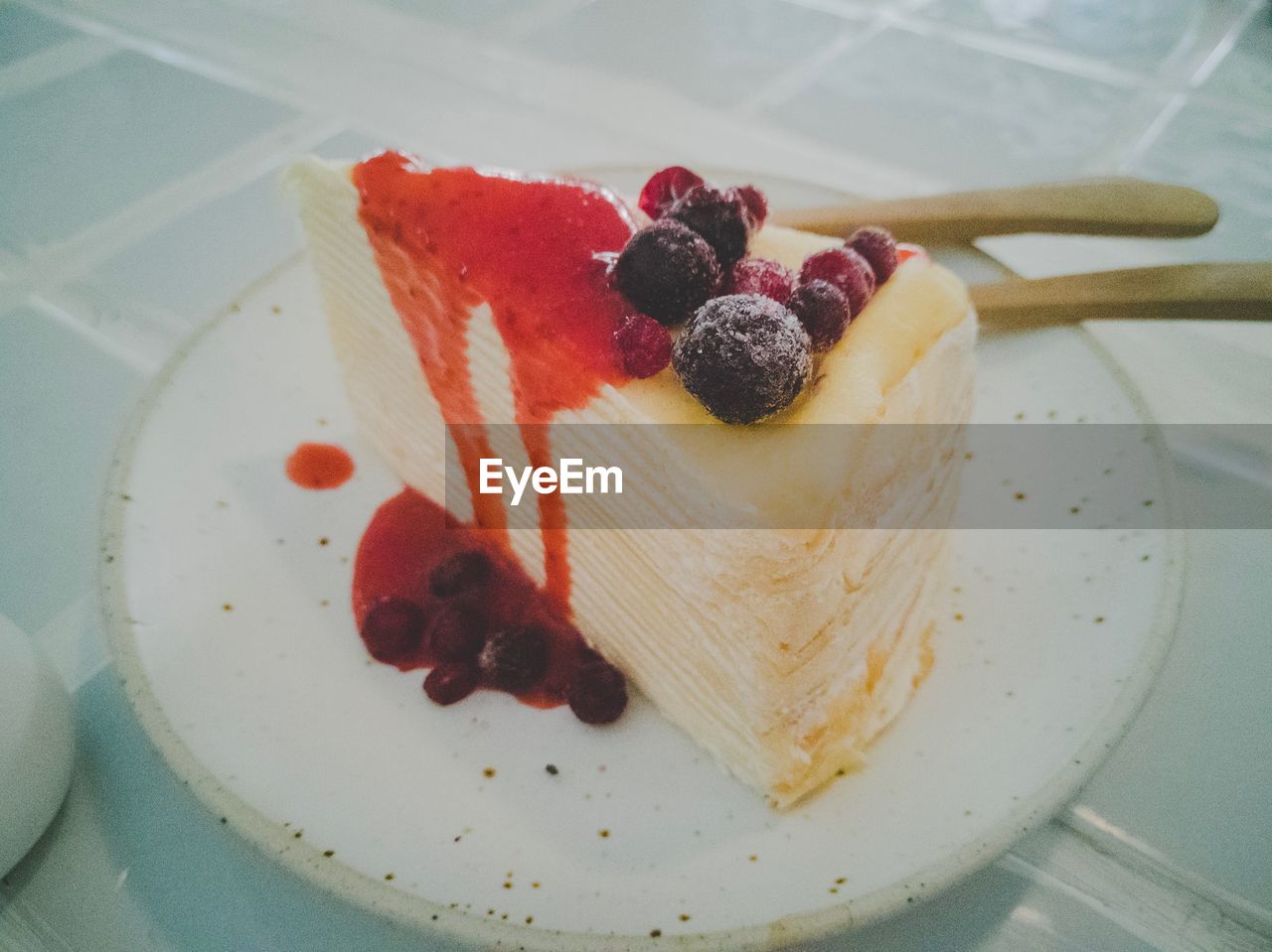 CLOSE-UP OF STRAWBERRY CAKE ON PLATE