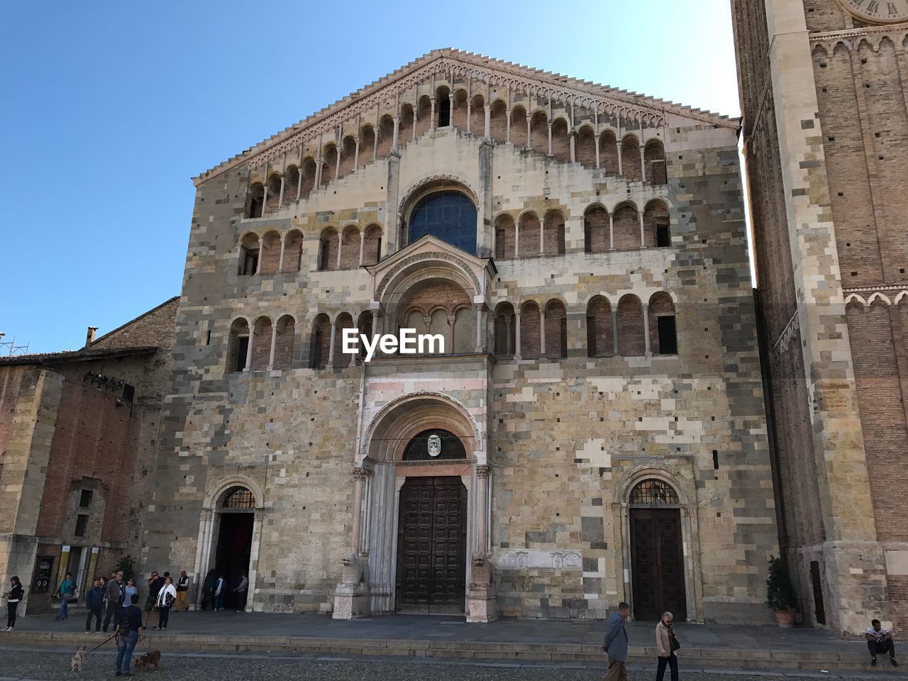 LOW ANGLE VIEW OF HISTORICAL BUILDING AGAINST CLEAR SKY