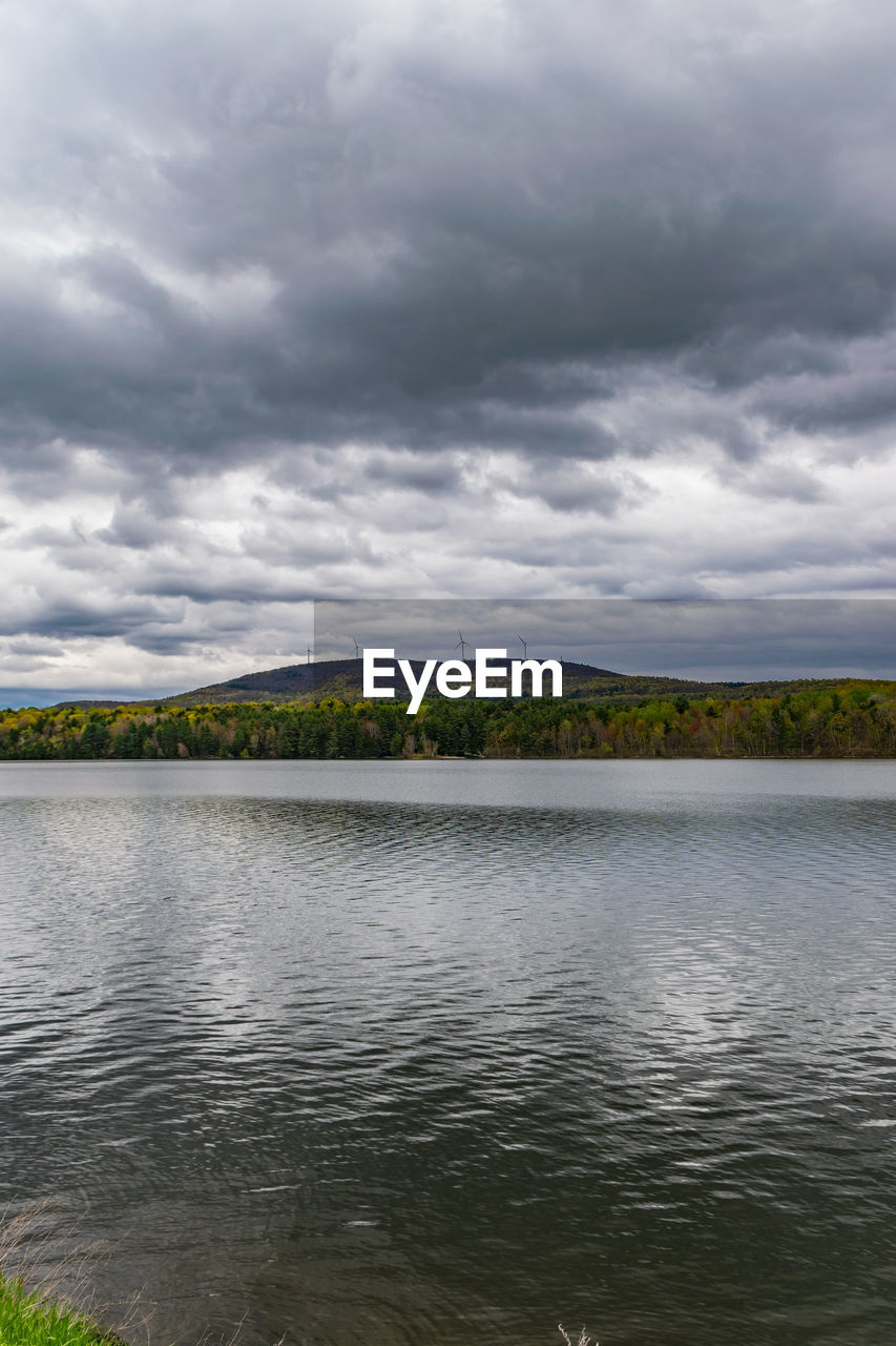 IDYLLIC VIEW OF LAKE AGAINST SKY