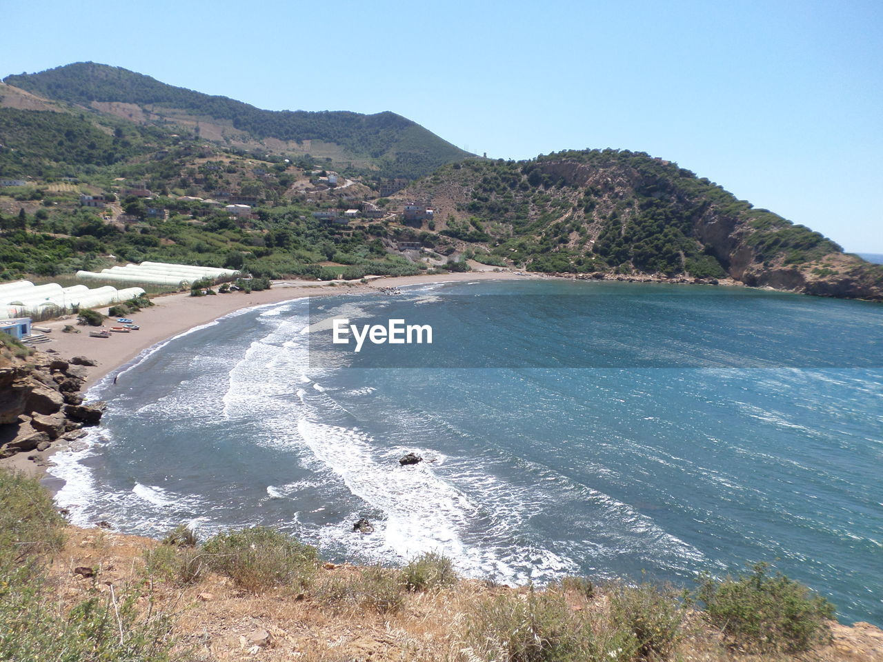 SCENIC VIEW OF SEA AND MOUNTAINS AGAINST CLEAR SKY