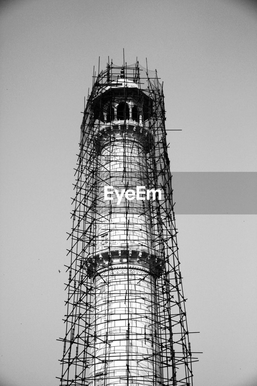 LOW ANGLE VIEW OF COMMUNICATIONS TOWER AGAINST CLEAR SKY