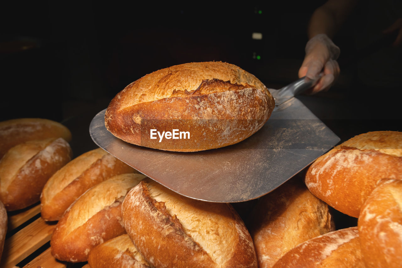 CLOSE-UP OF BREAD WITH CHOCOLATE