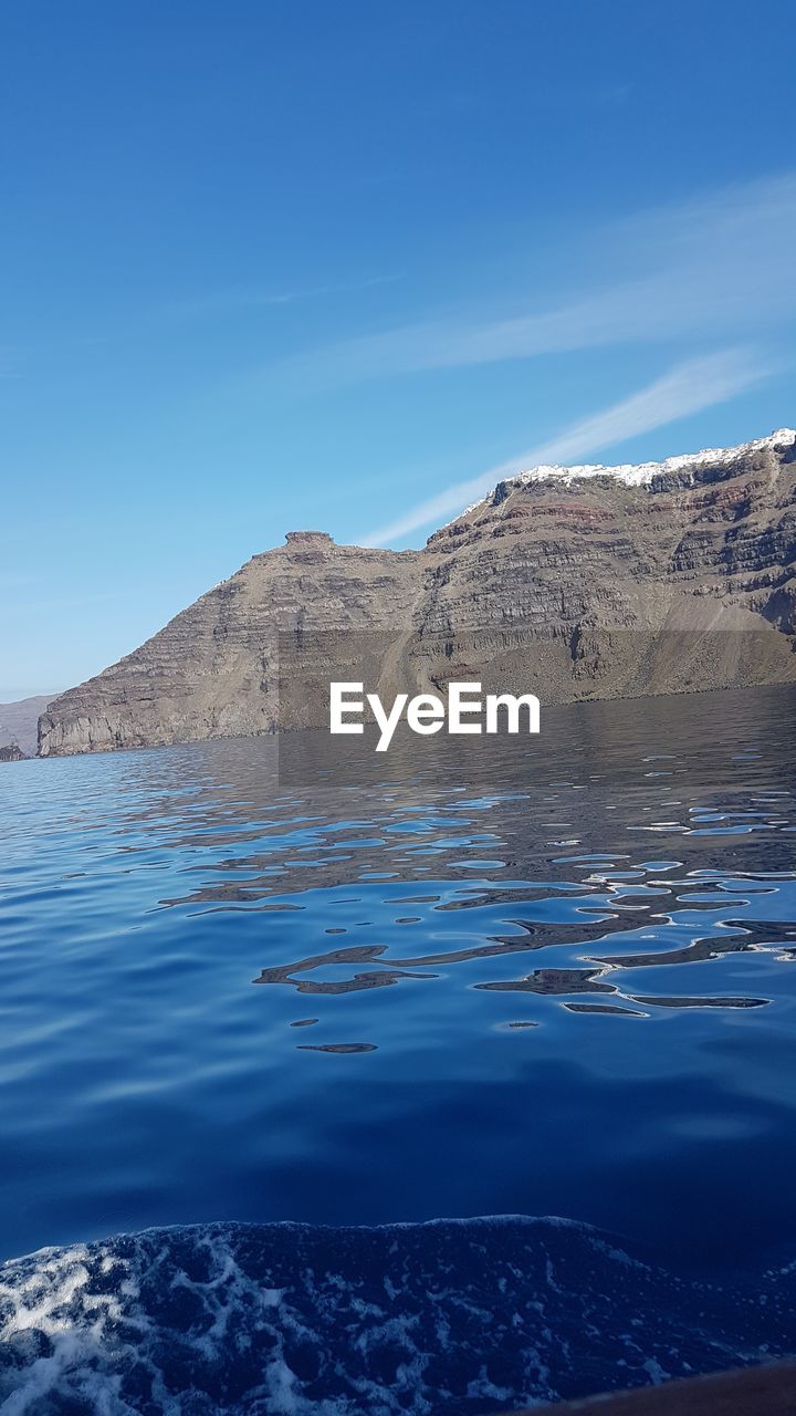 SCENIC VIEW OF SEA BY MOUNTAIN AGAINST SKY