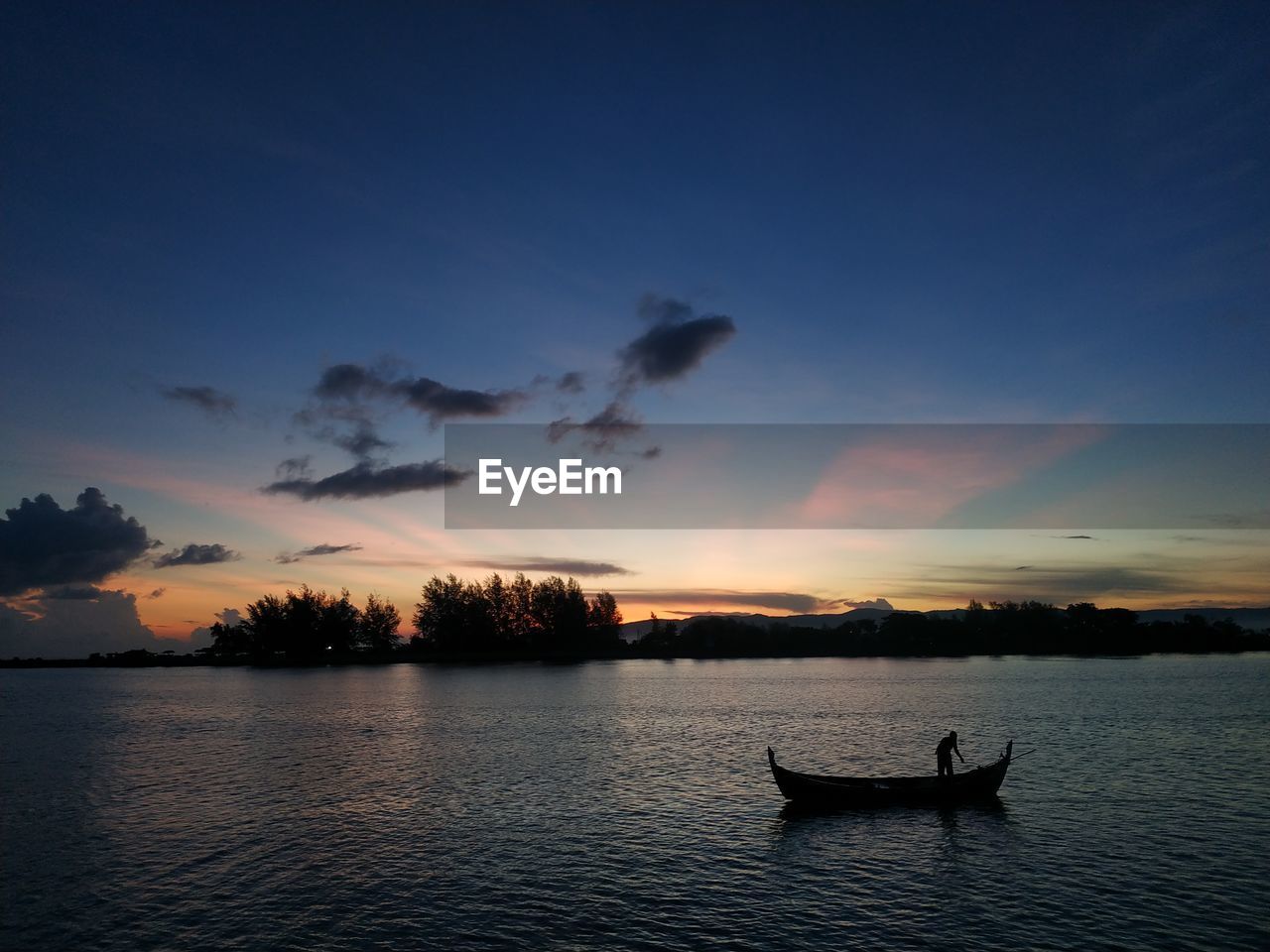 SILHOUETTE BOATS IN LAKE AGAINST SKY DURING SUNSET