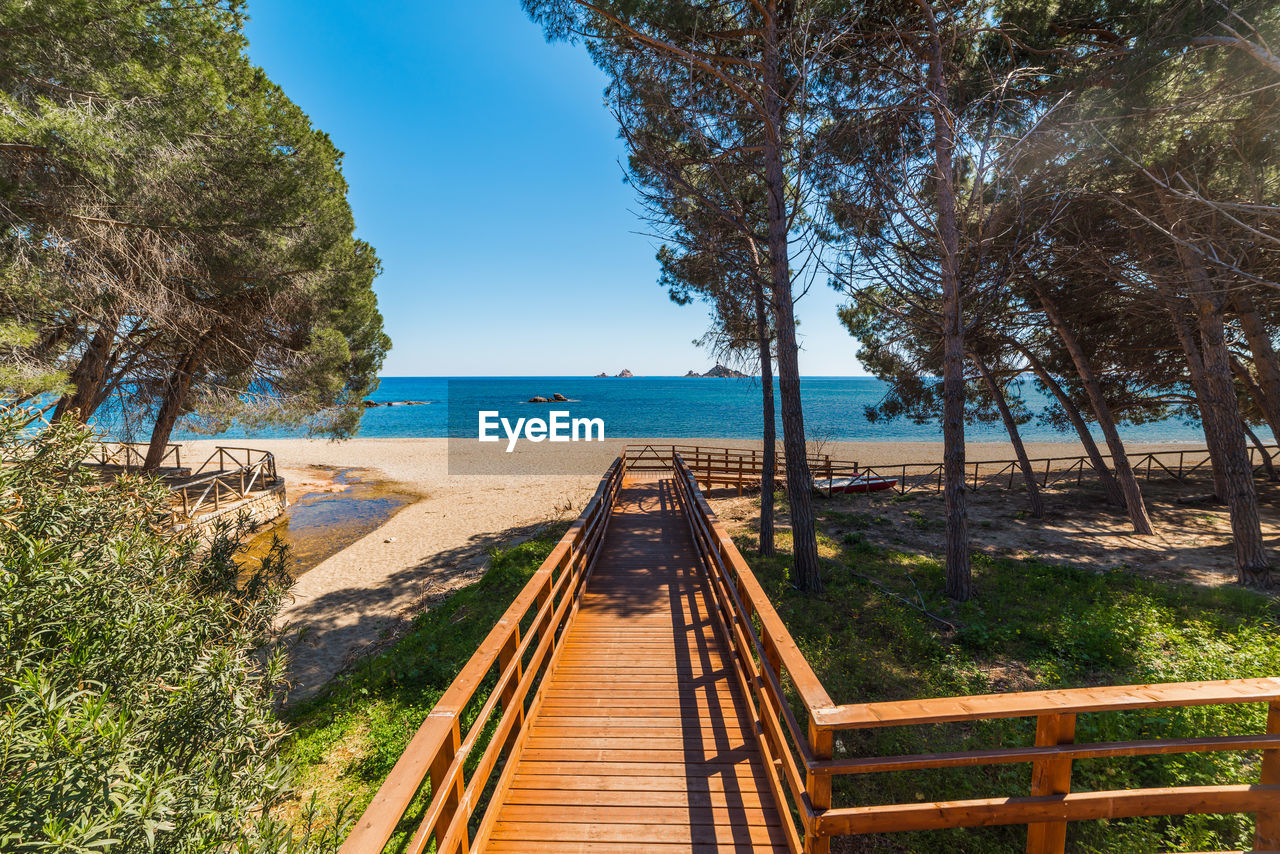 BOARDWALK LEADING TOWARDS SEA