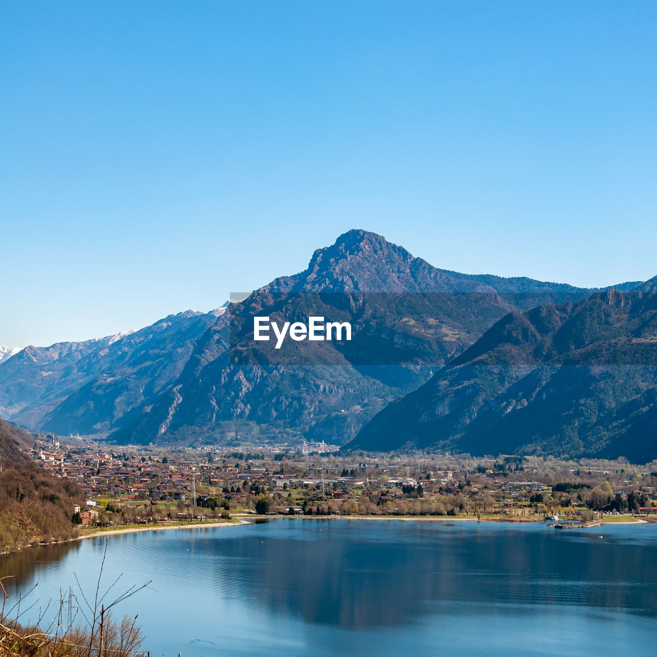 SCENIC VIEW OF LAKE AND MOUNTAINS AGAINST CLEAR SKY