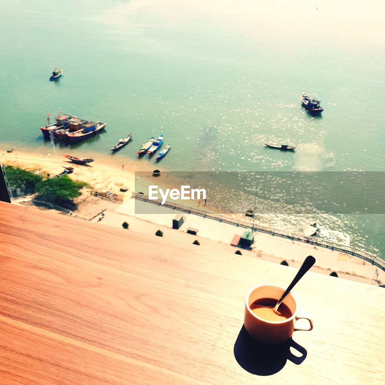 HIGH ANGLE VIEW OF COFFEE AT BEACH